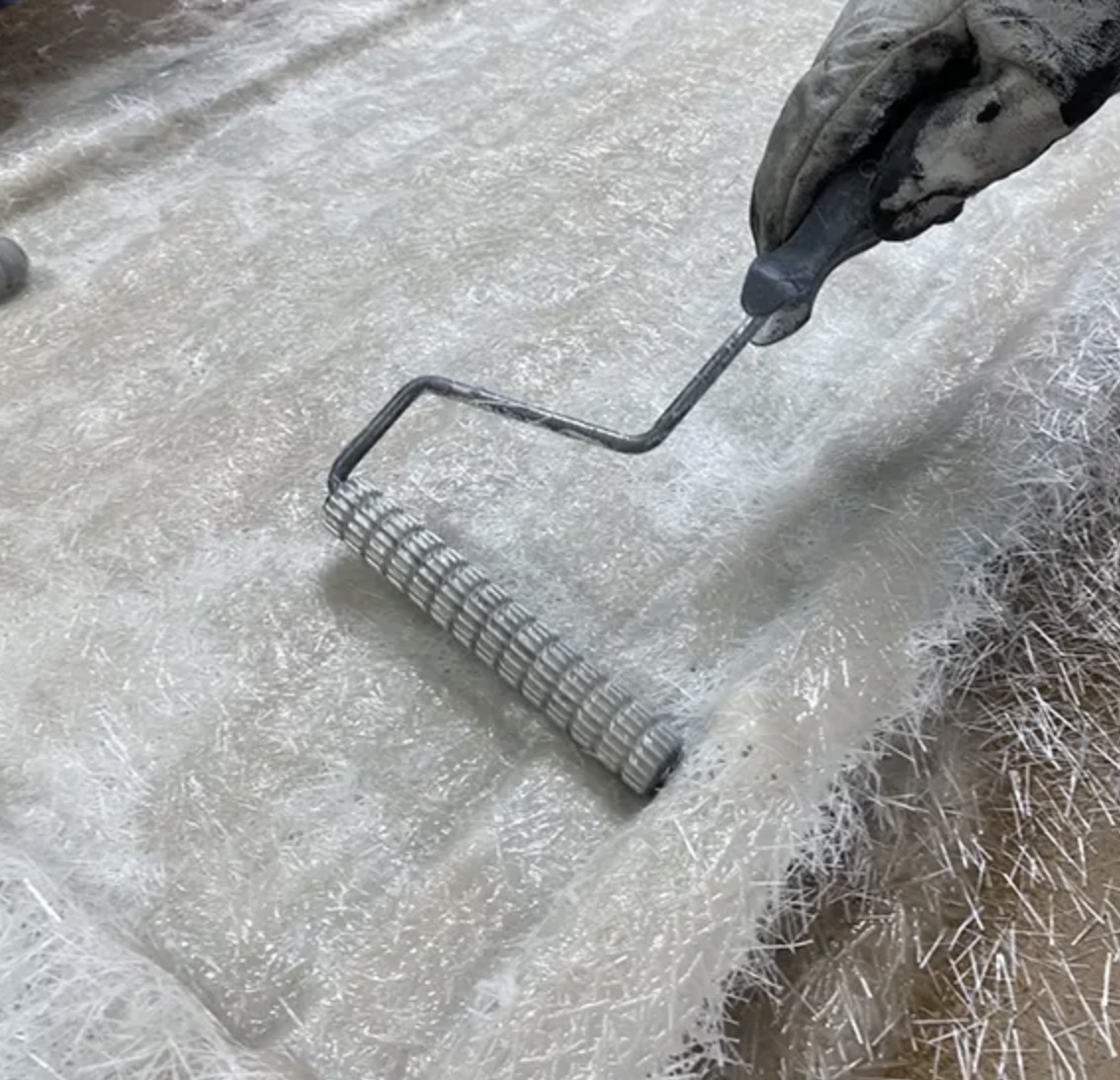 Polyester resin application with Cano metal aerator roller